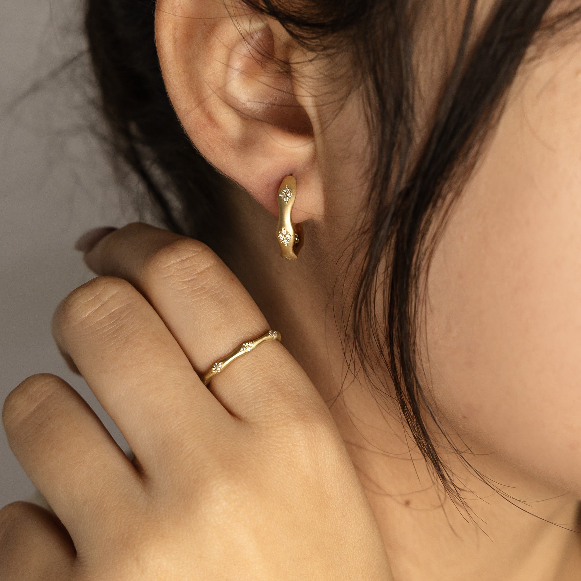 Thin Wavy Memories Band in Gold