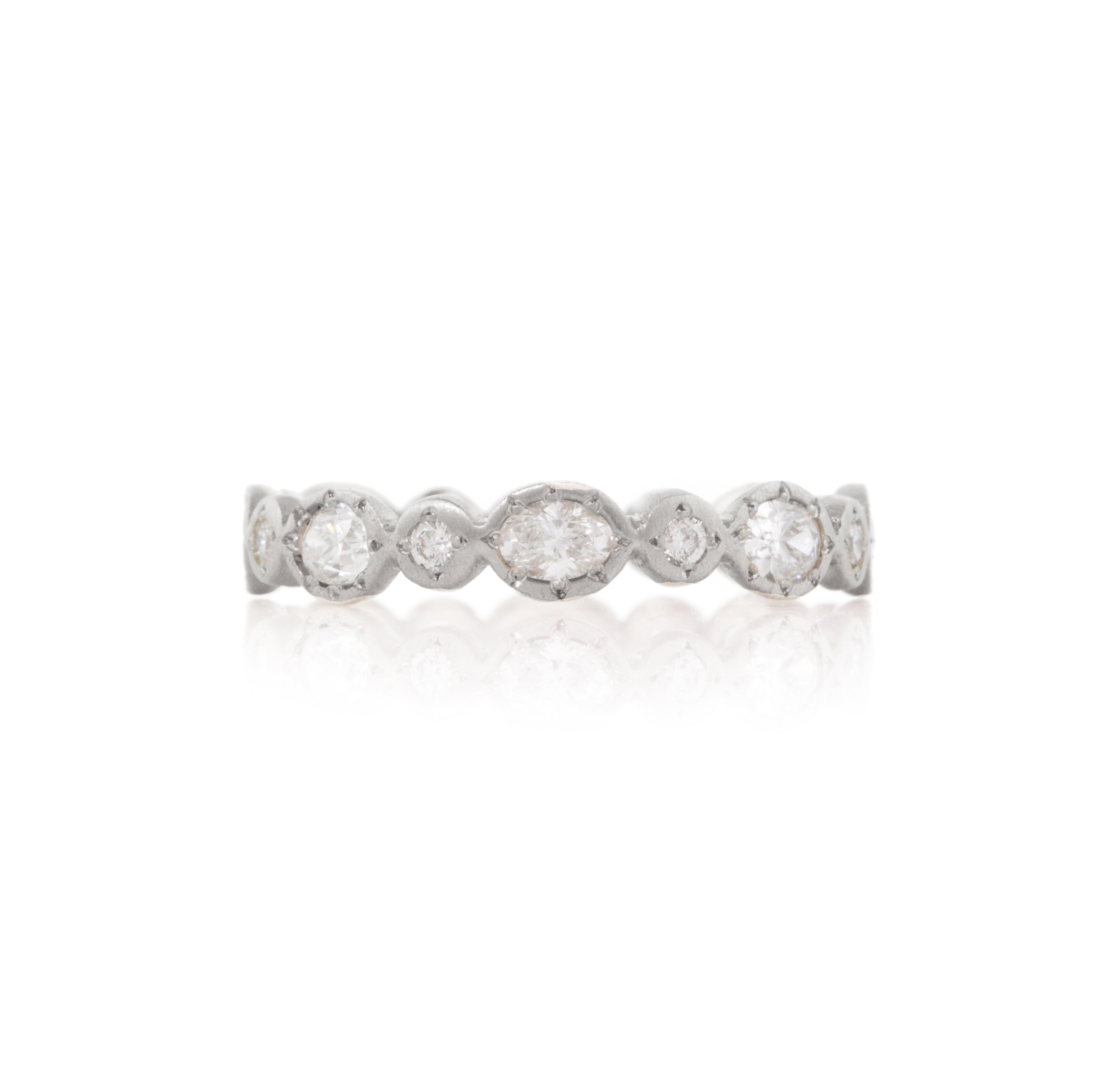 Oval & Round Band in Platinum