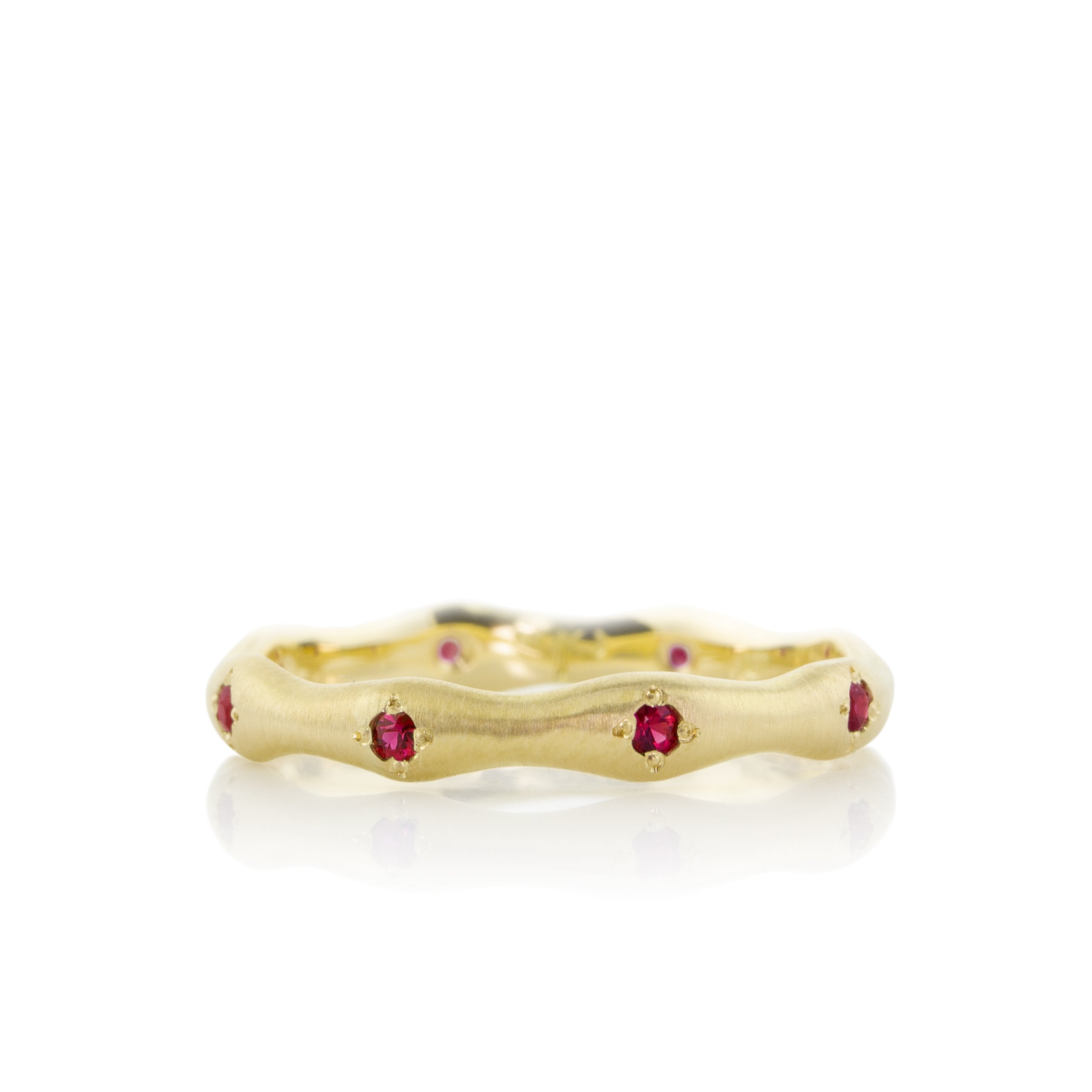 Wavy Stepping Stone Band in Gold