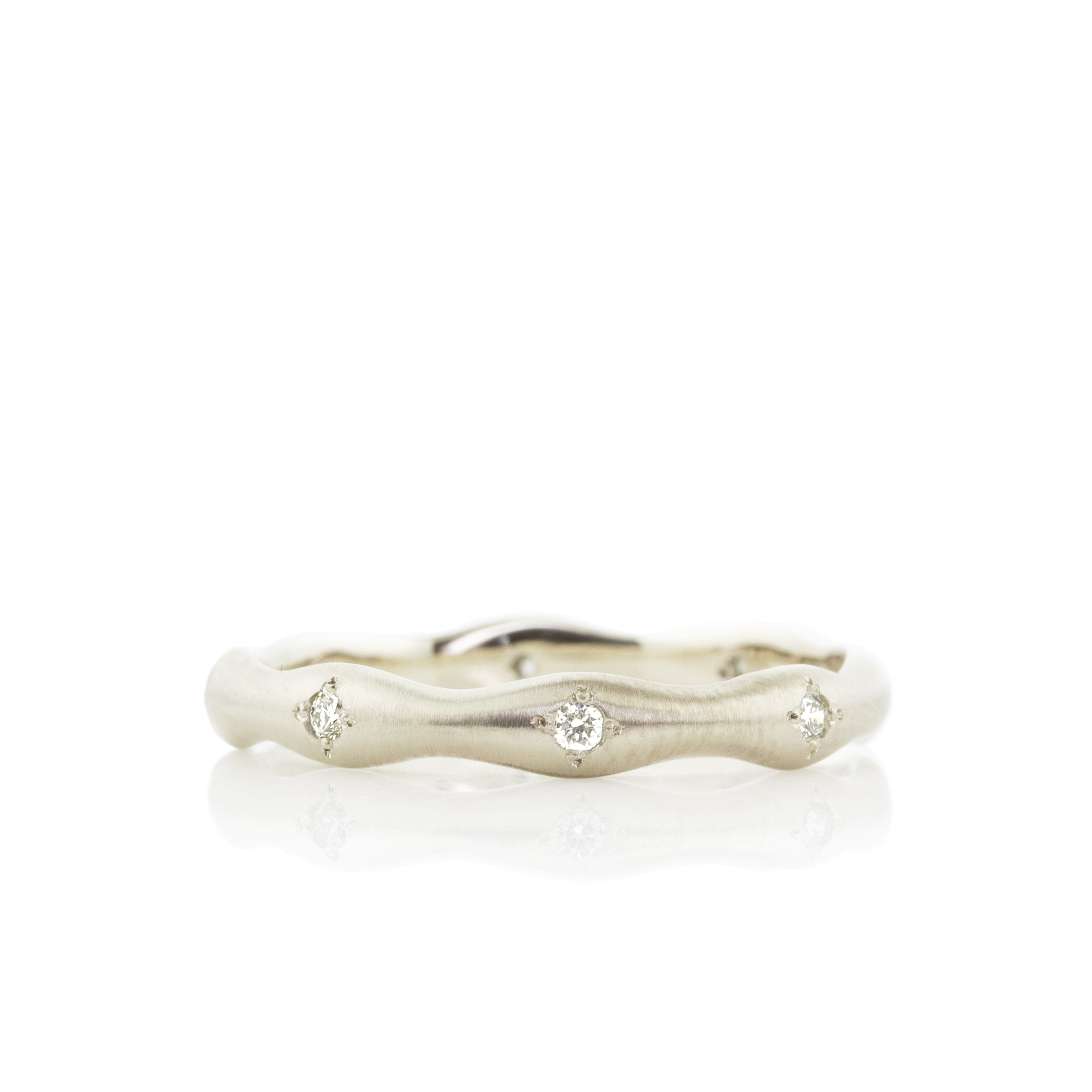 Wavy Stepping Stone Band in Gold