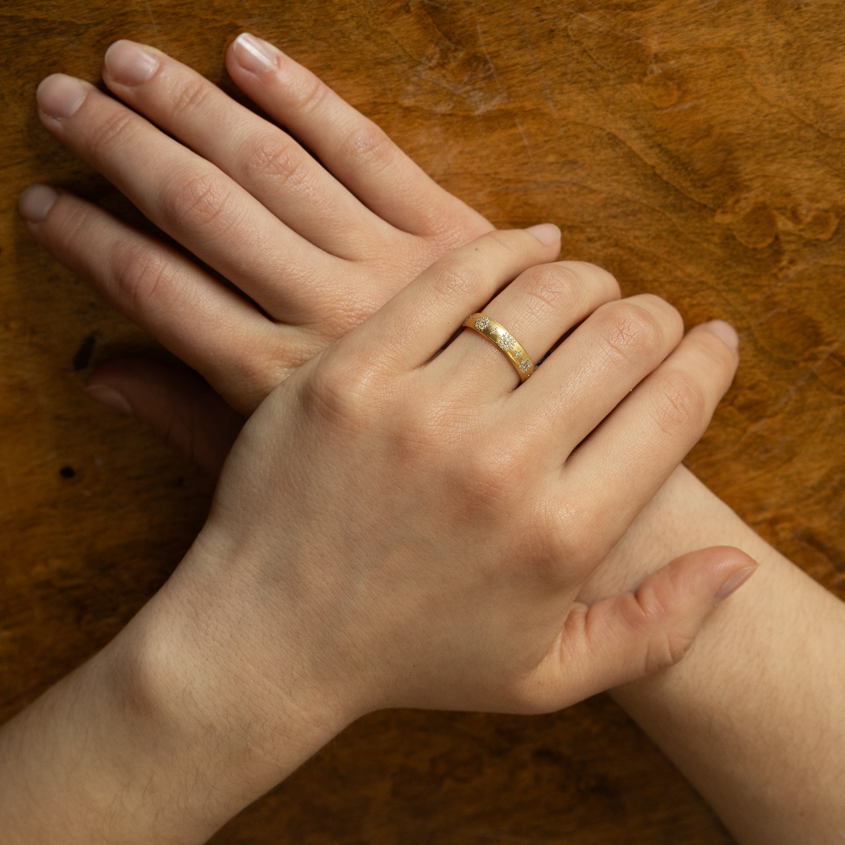 Rounded Shimmer Band in Gold