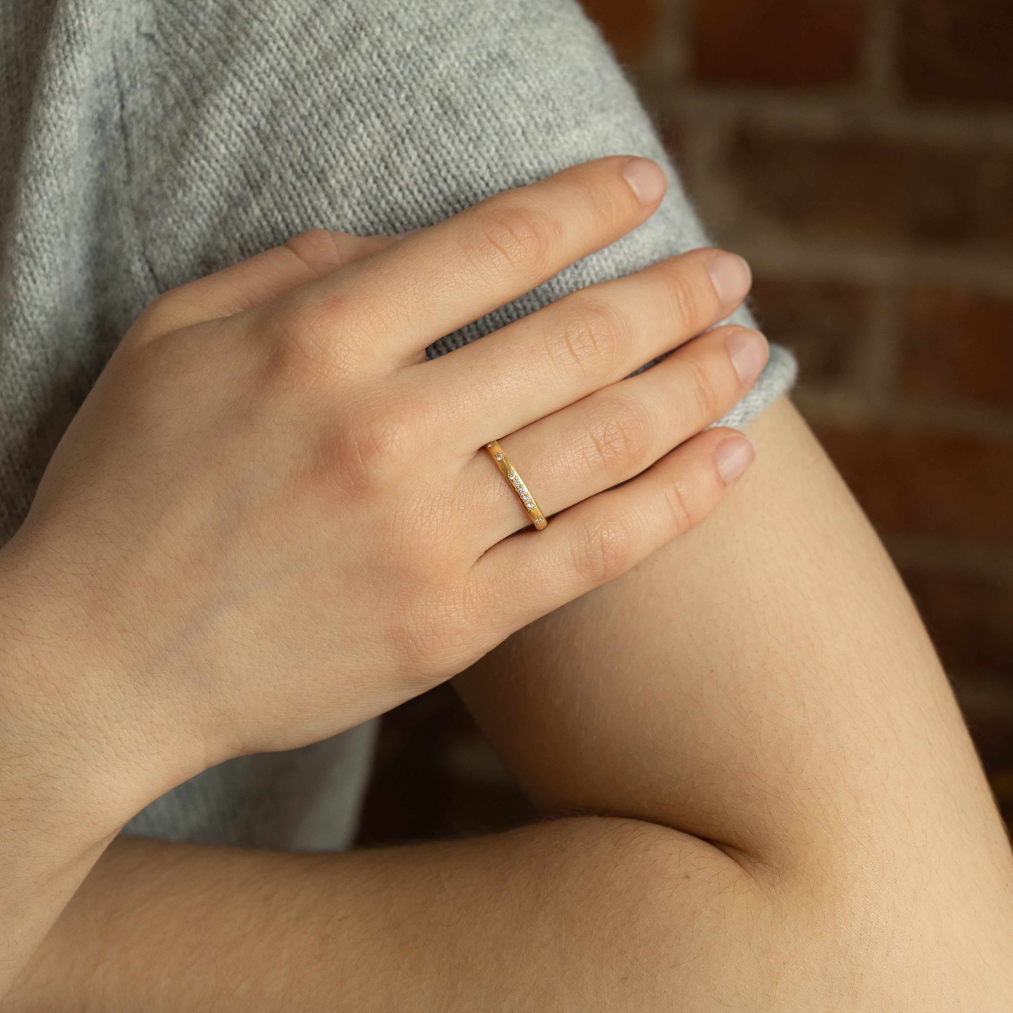 Rounded Thin Band in Gold