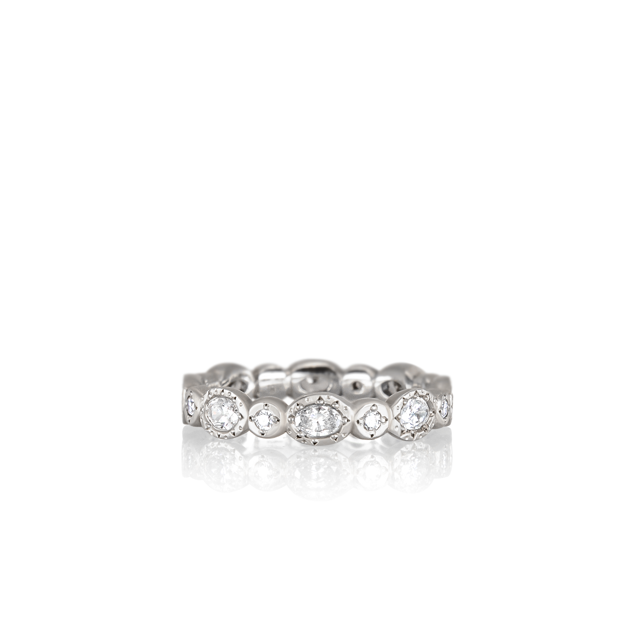 Oval & Round Band in Platinum