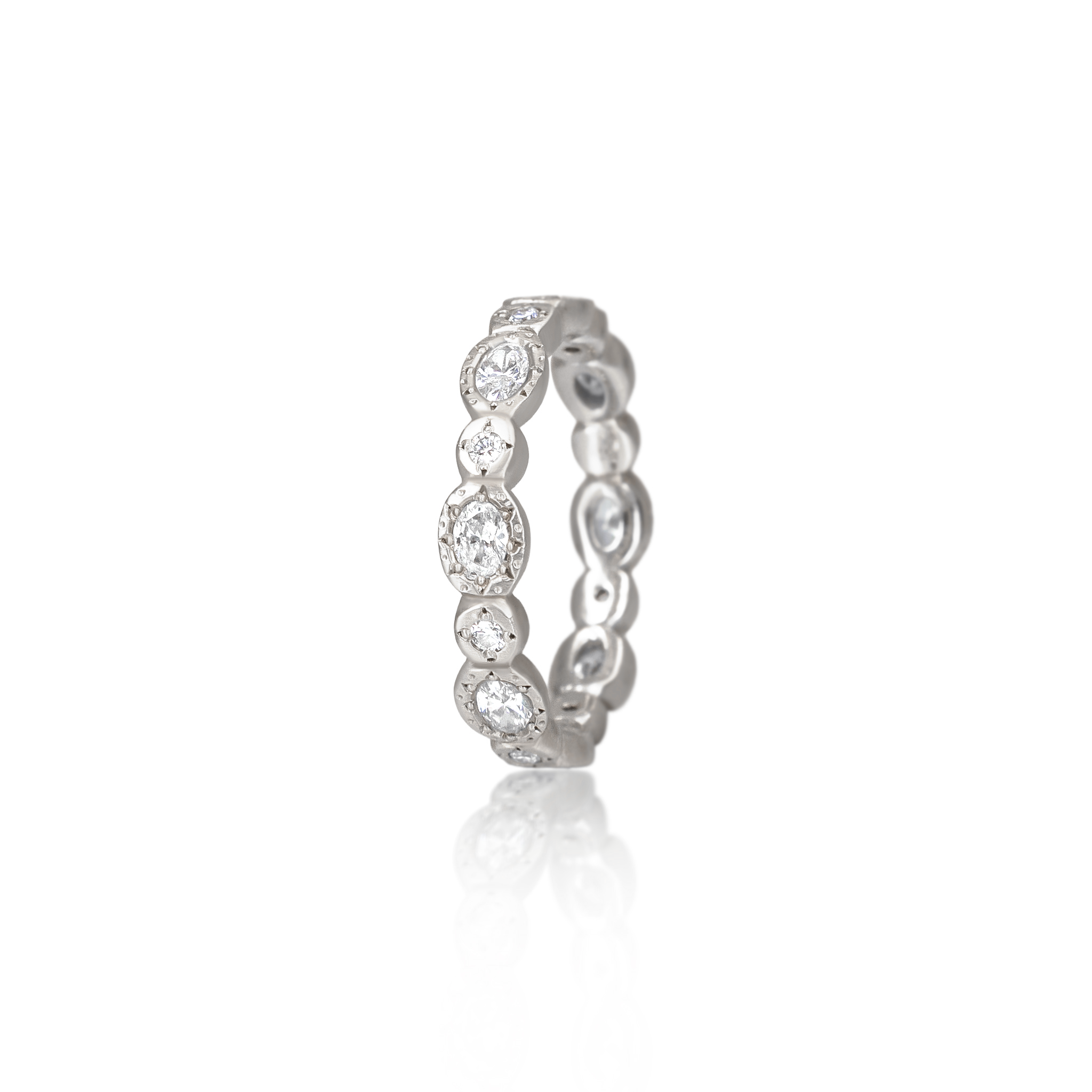 Oval & Round Band in Platinum