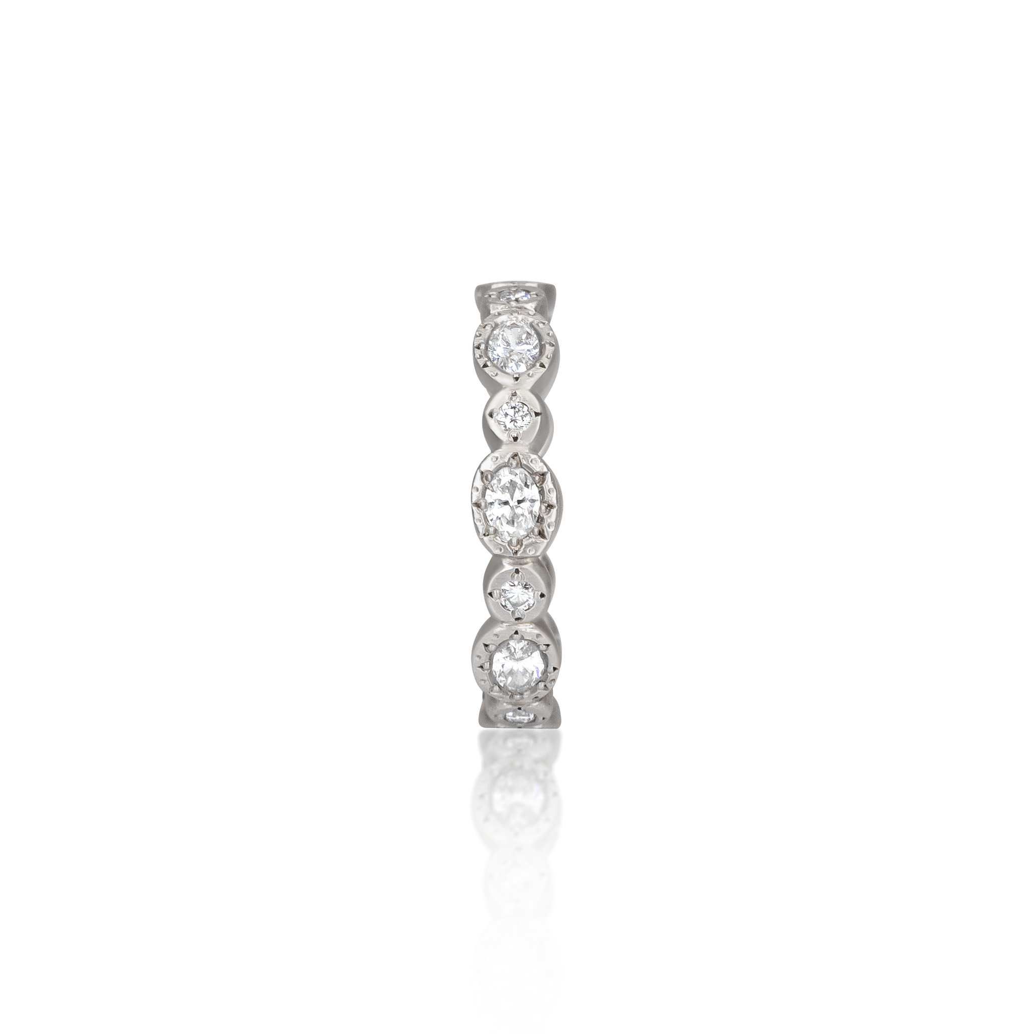 Oval & Round Band in Platinum