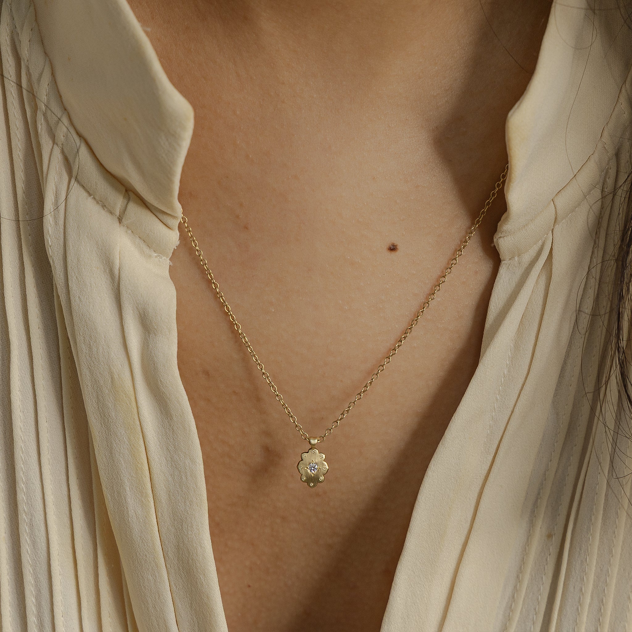 アクセサリー Eaphi unifinished pendant 18k Yellow Gold Diamond Sapphire Drop Cloud Necklace | Adel Chefridi