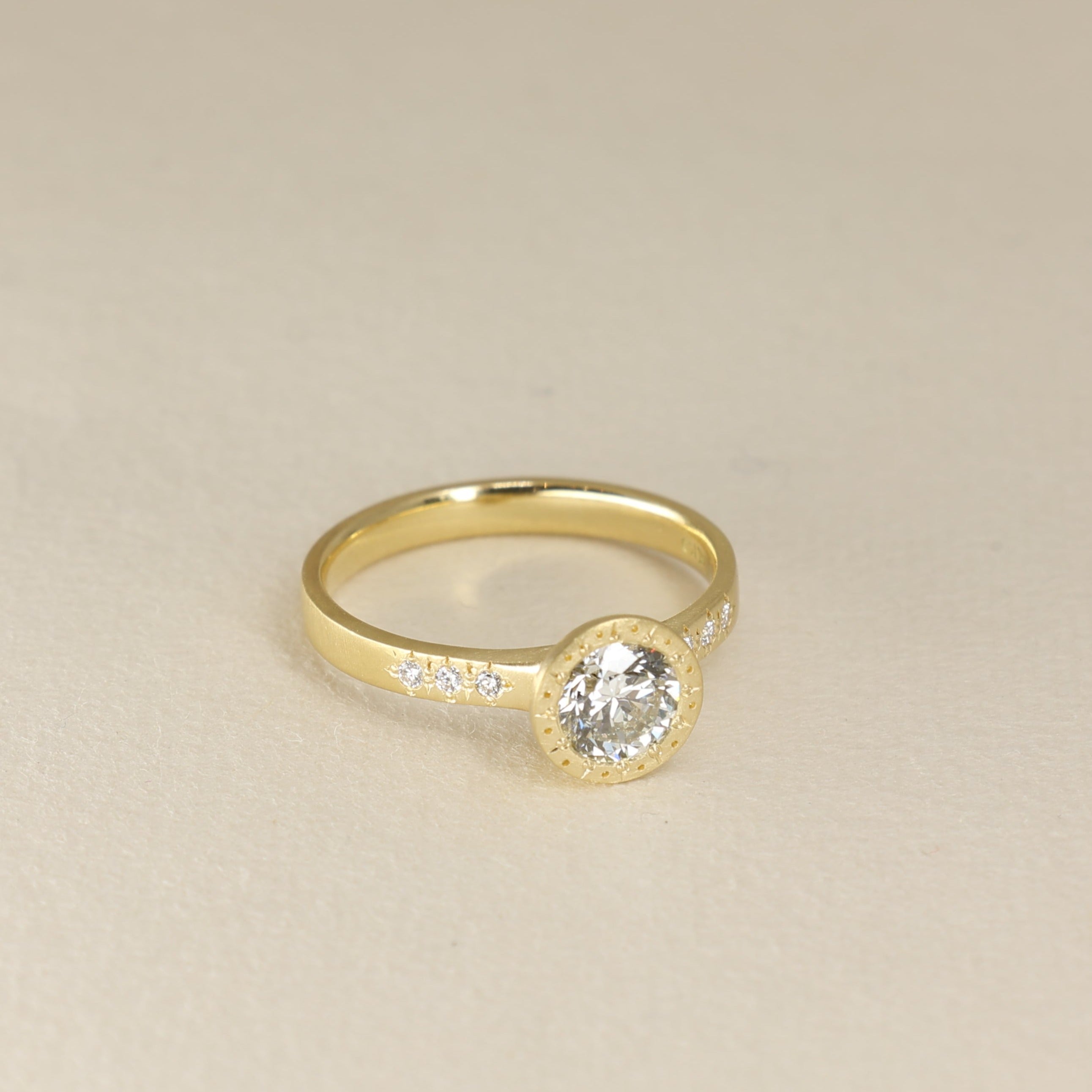 ENGRAVED BEZEL SETTING