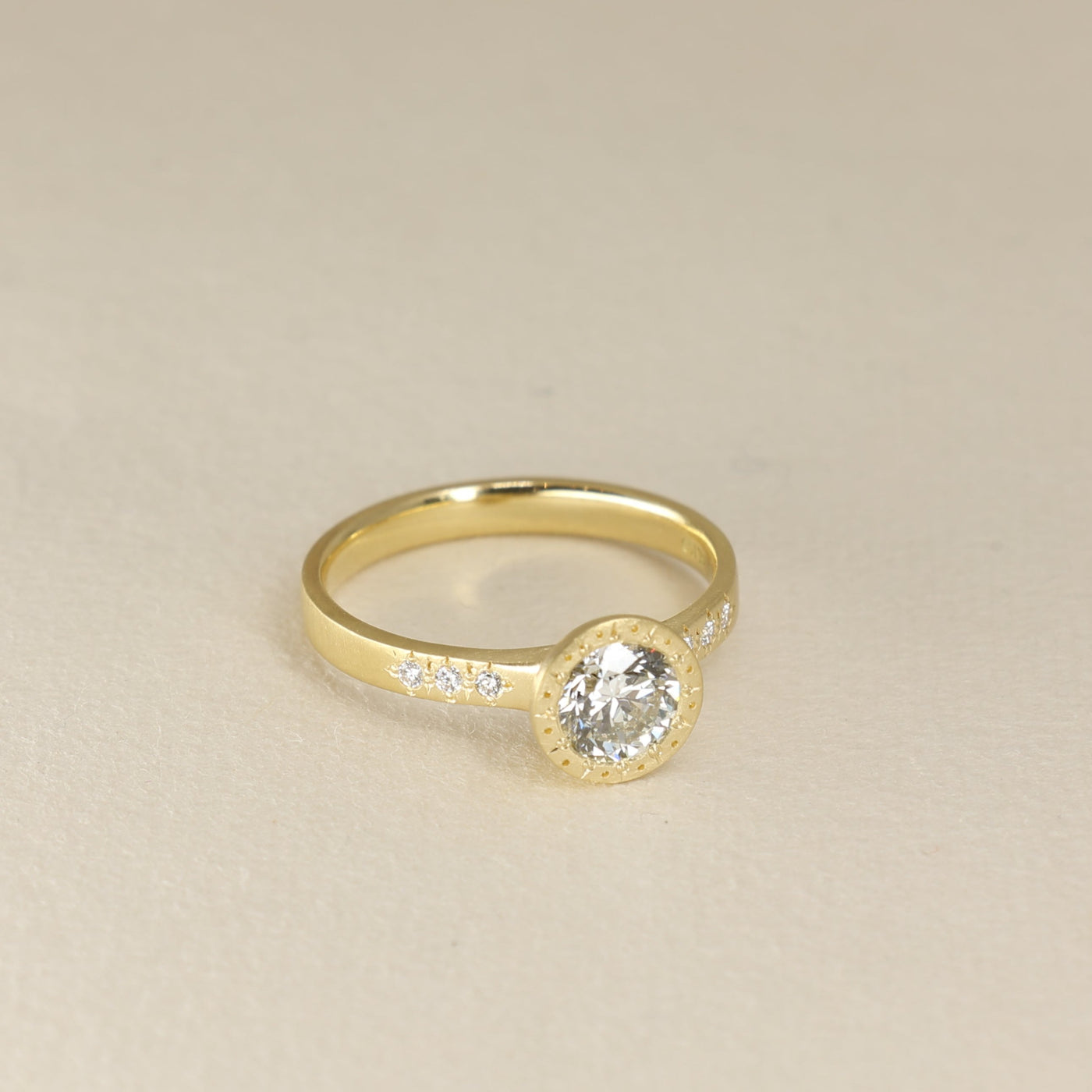 ENGRAVED BEZEL SETTING