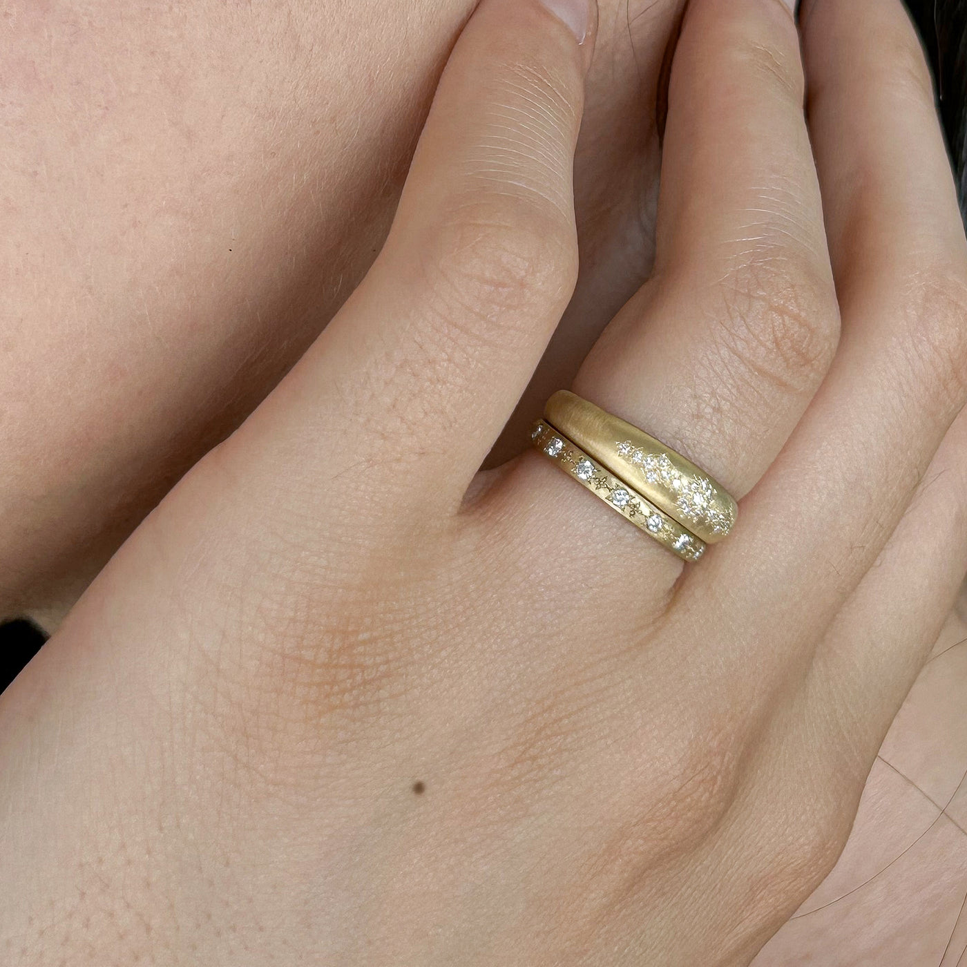 Stepping Star Band in Gold