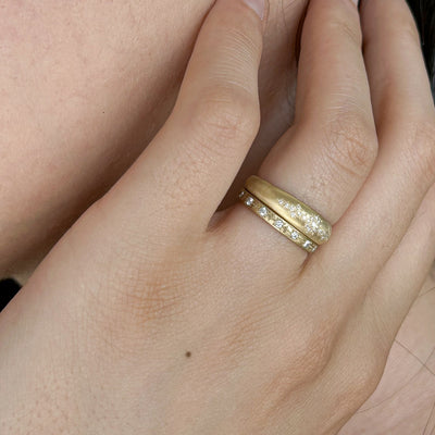 Stepping Star Band in Gold