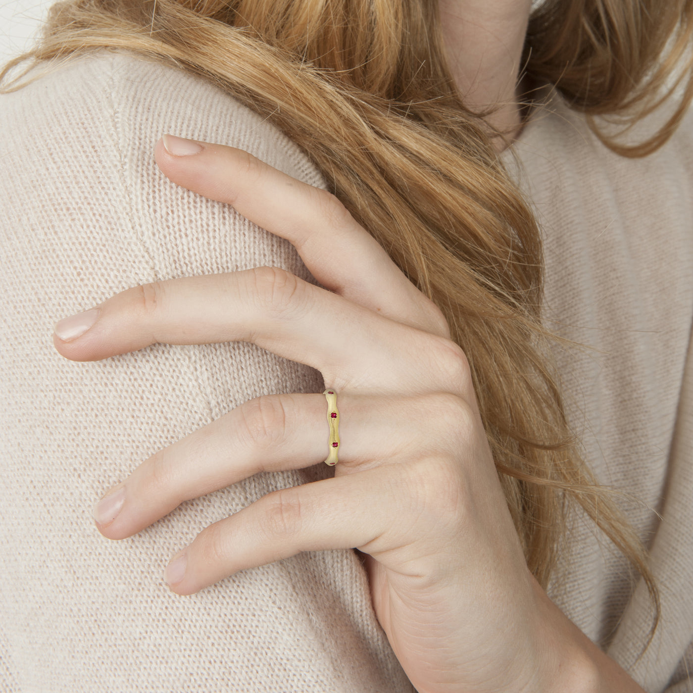 Wavy Stepping Stone Band in Gold