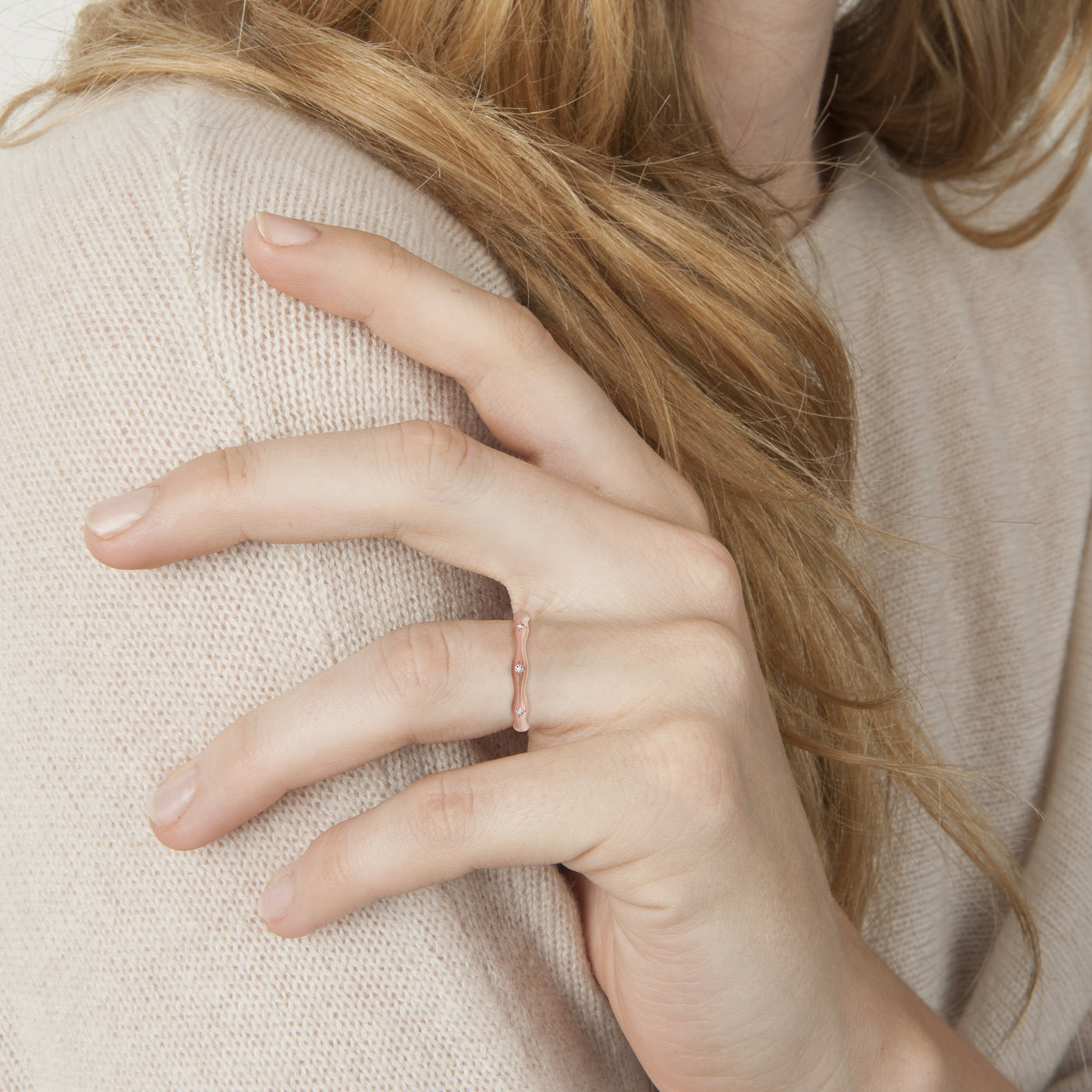 Wavy Stepping Stone Band in Gold