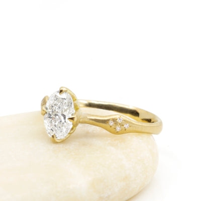 Diamond Oval Rosebud